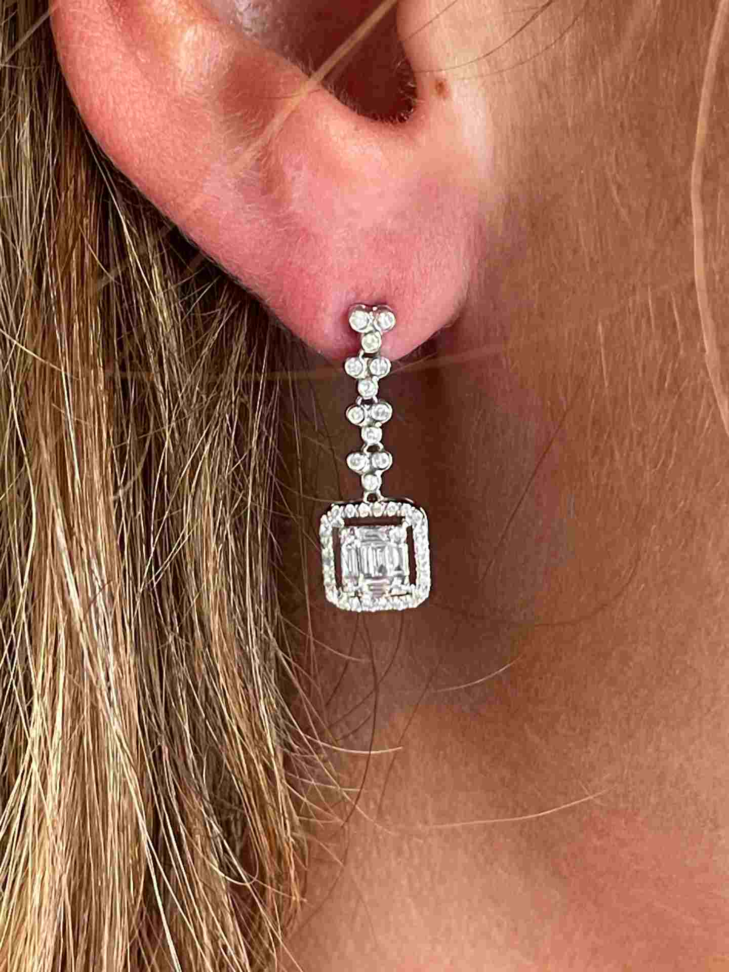 Pendientes PARIS en oro blanco 18 ktes con brillantes y baguettes