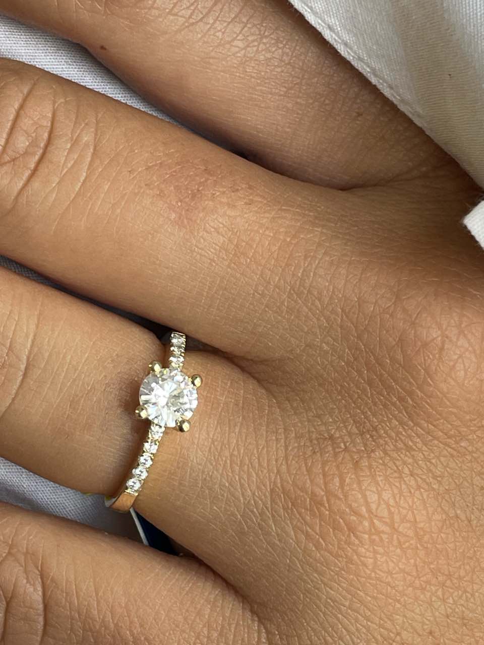 GLADIOLO solitaire ring with four prongs and diamonds in 18-karat gold