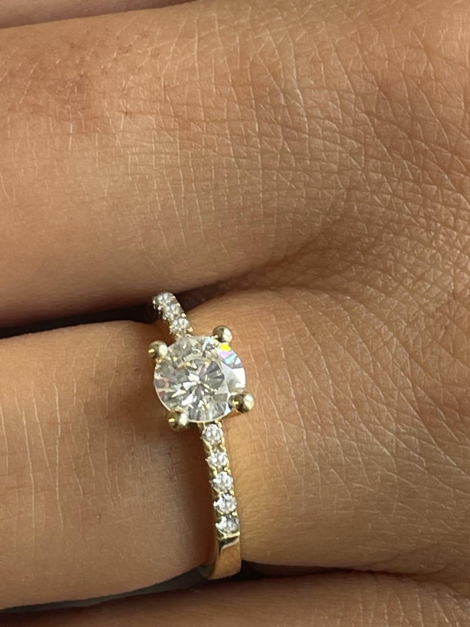 GLADIOLO solitaire ring with four prongs and diamonds in 18-karat gold