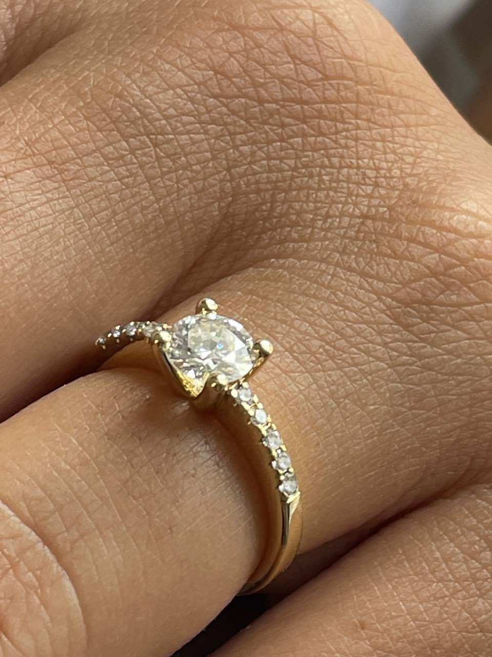 GLADIOLO solitaire ring with four prongs and diamonds in 18-karat gold