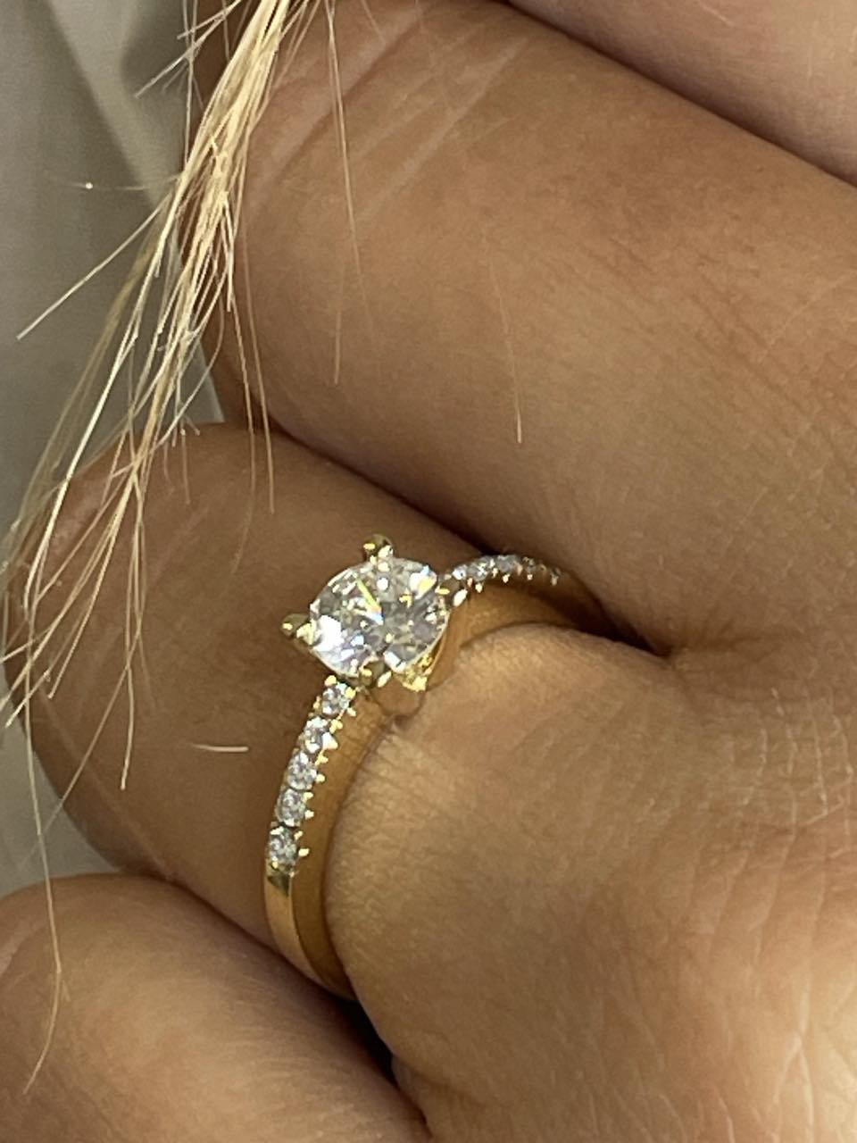 GLADIOLO solitaire ring with four prongs and diamonds in 18-karat gold