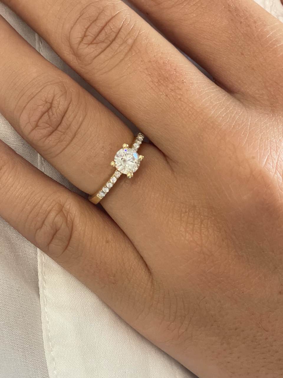 GLADIOLO solitaire ring with four prongs and diamonds in 18-karat gold