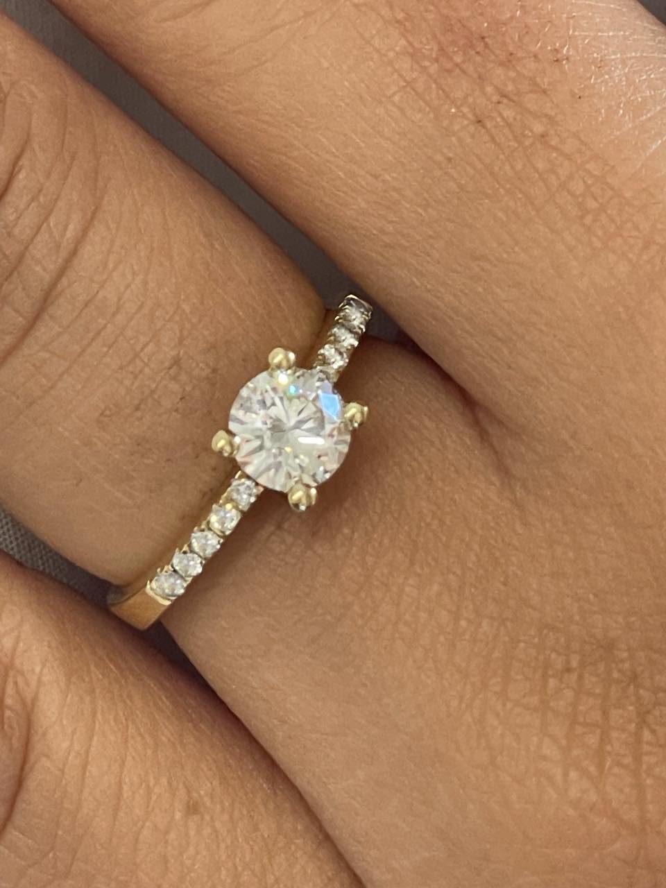 GLADIOLO solitaire ring with four prongs and diamonds in 18-karat gold