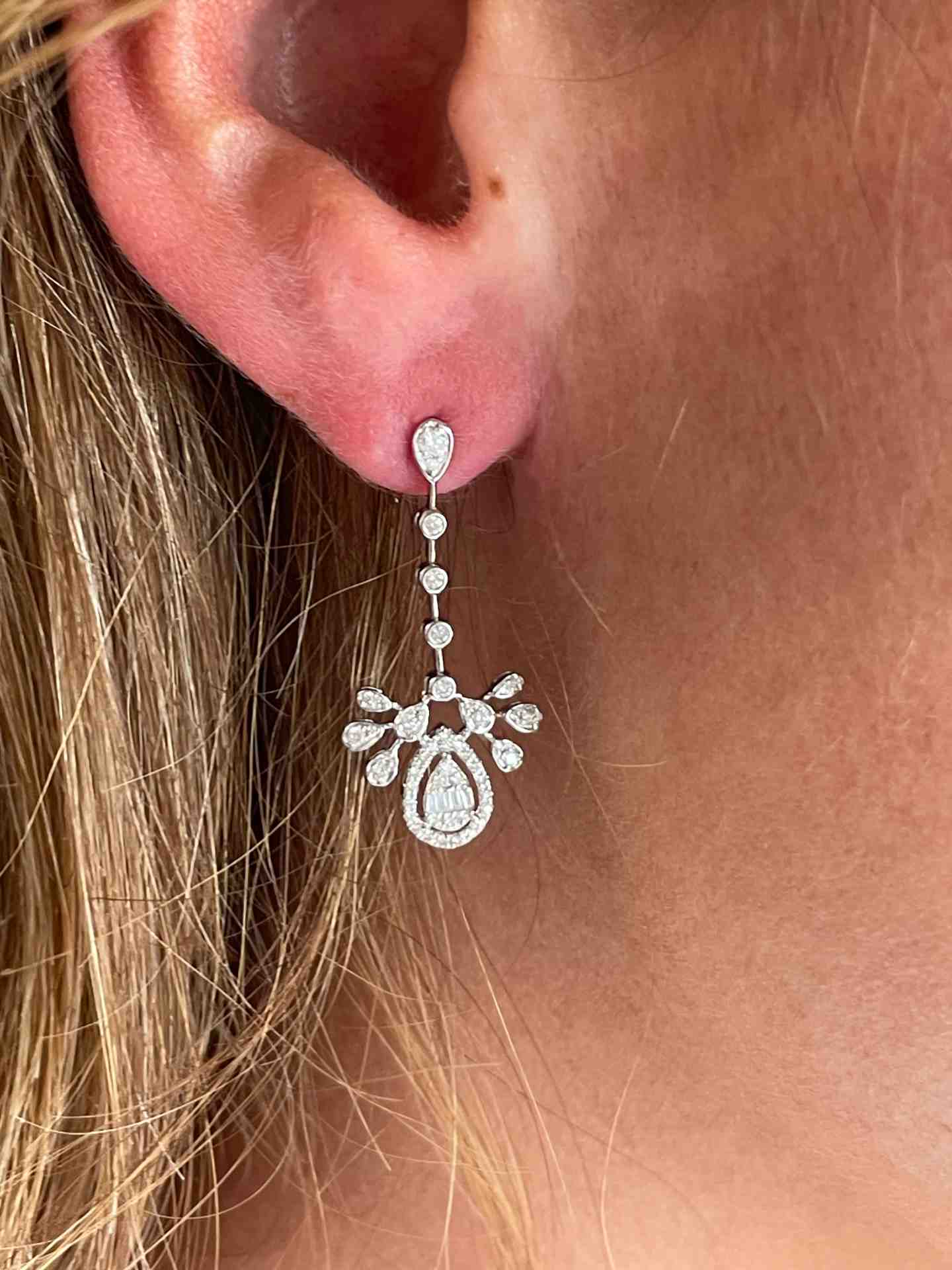 Pendientes MARSELLA largos en oro blanco 18 ktes y brillantes