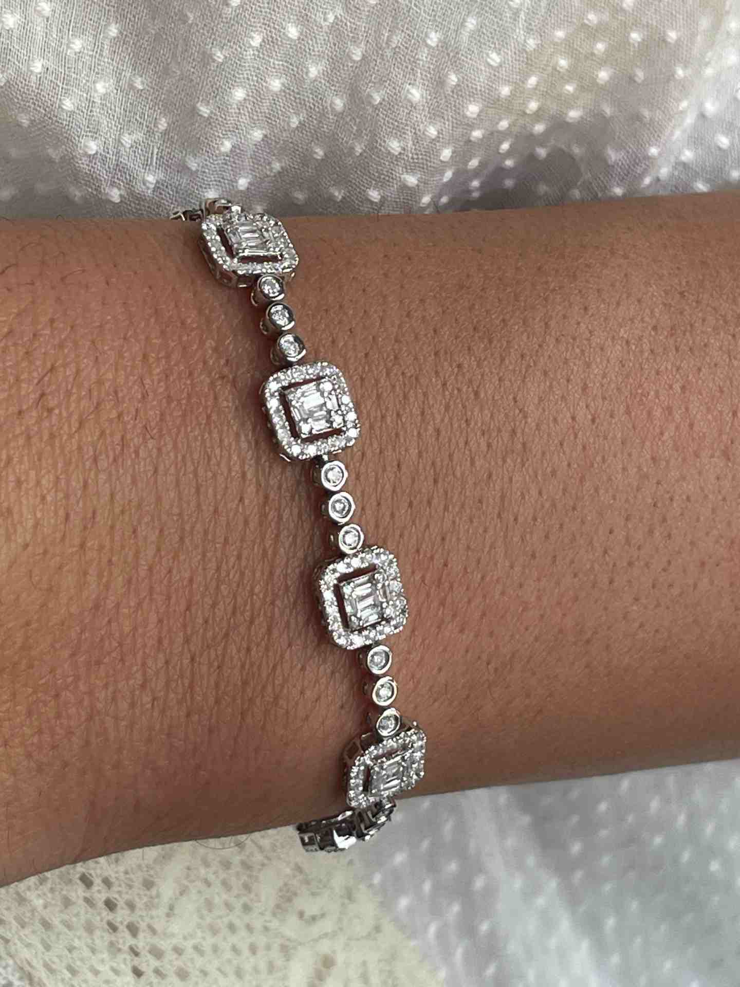 Pulsera BURDEOS en oro blanco de 18 kilates baguettes y diamantes