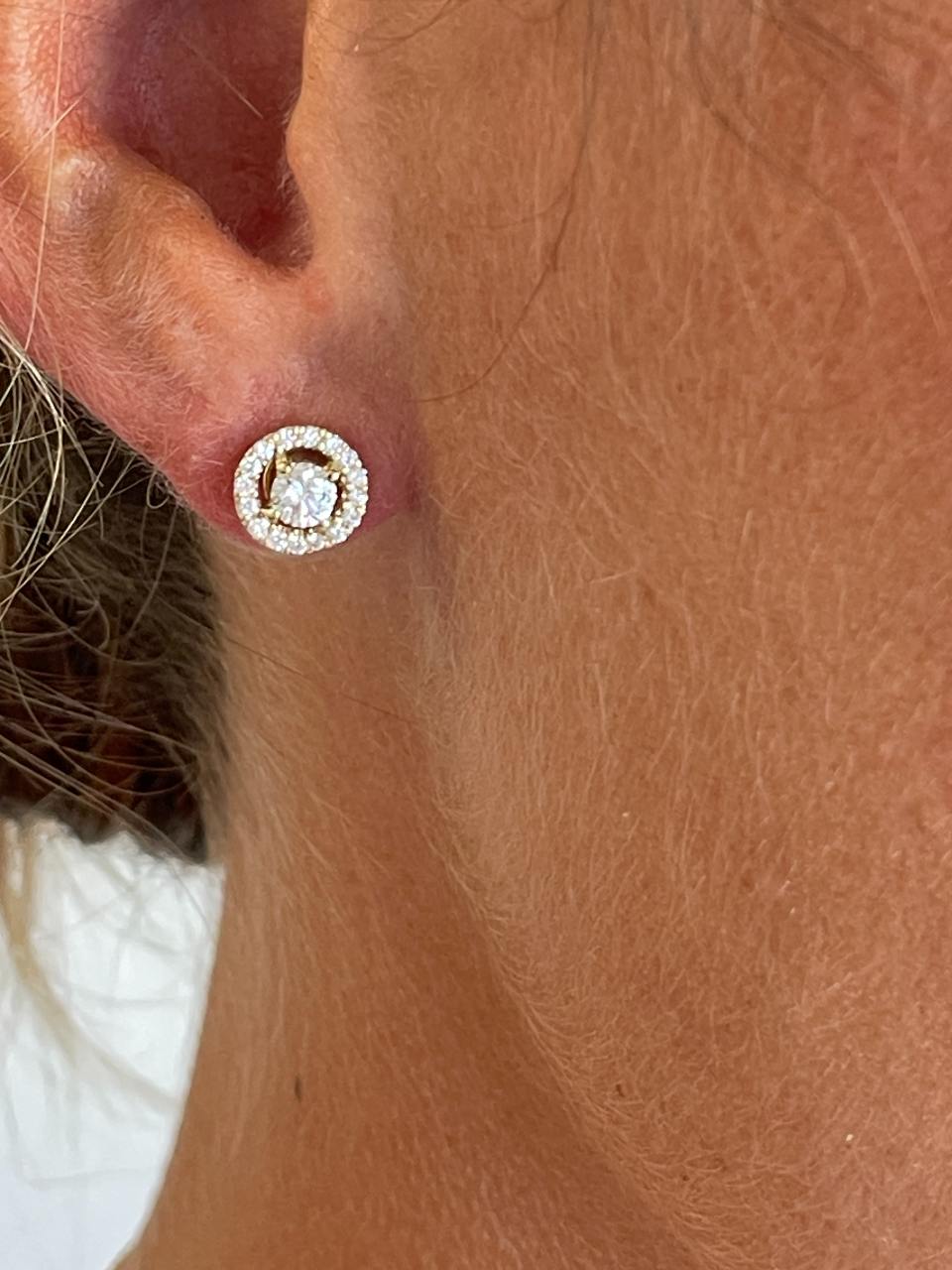 Pendiente FERRARILLO oro amarillo de 18 ktes solitario rodeado de brillantes.