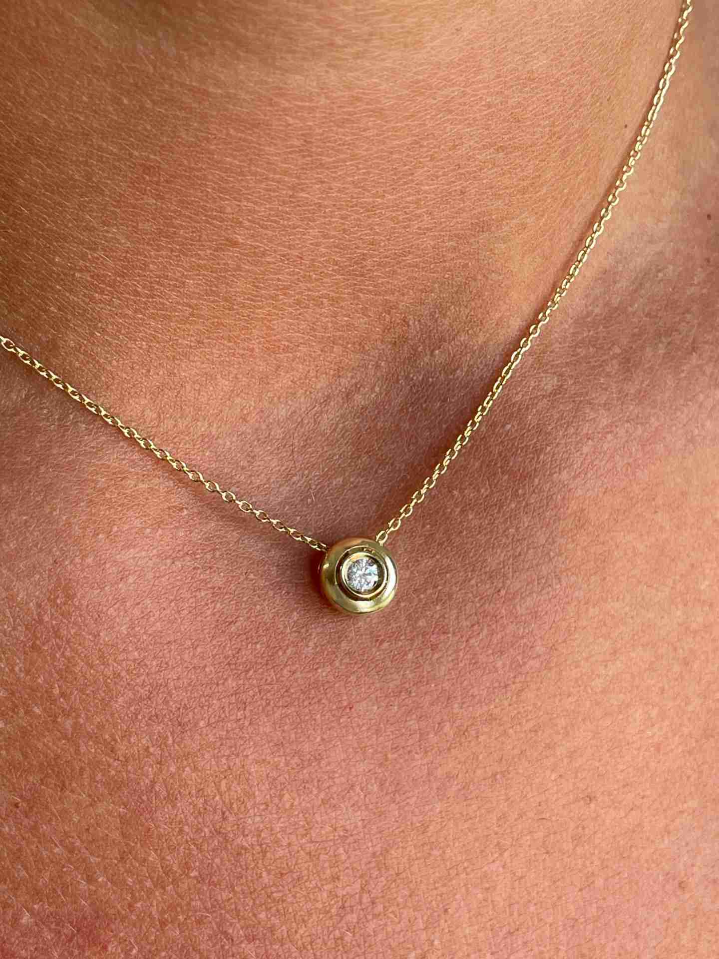 BEAUVAIS chain with 18k yellow gold pendant and diamond.