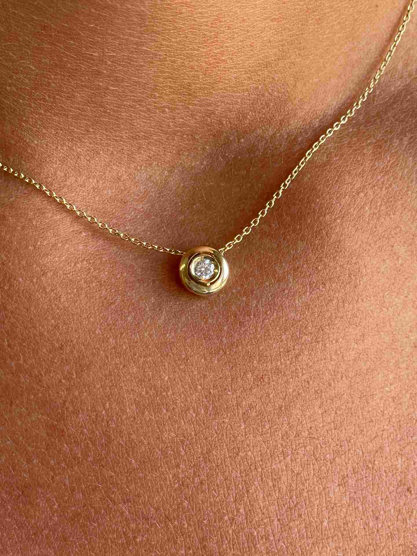 BEAUVAIS chain with 18k yellow gold pendant and diamond.