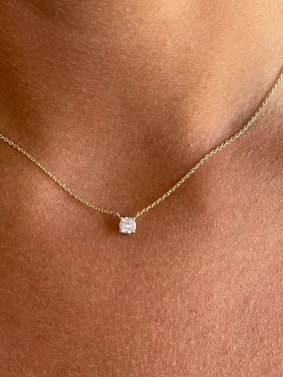 ARLES solitaire diamond choker with 18kt yellow gold chain.