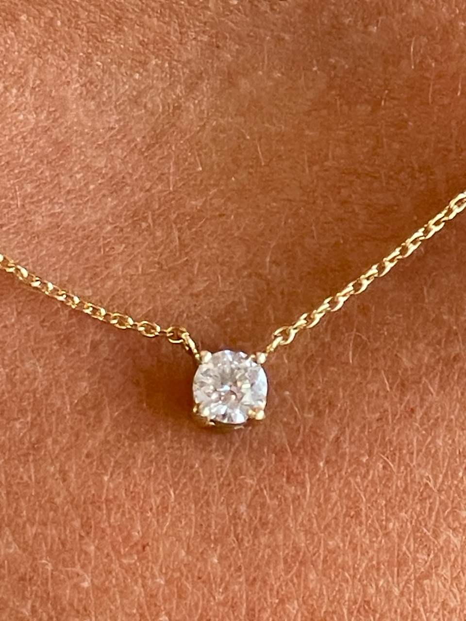 ARLES solitaire diamond choker with 18kt yellow gold chain.