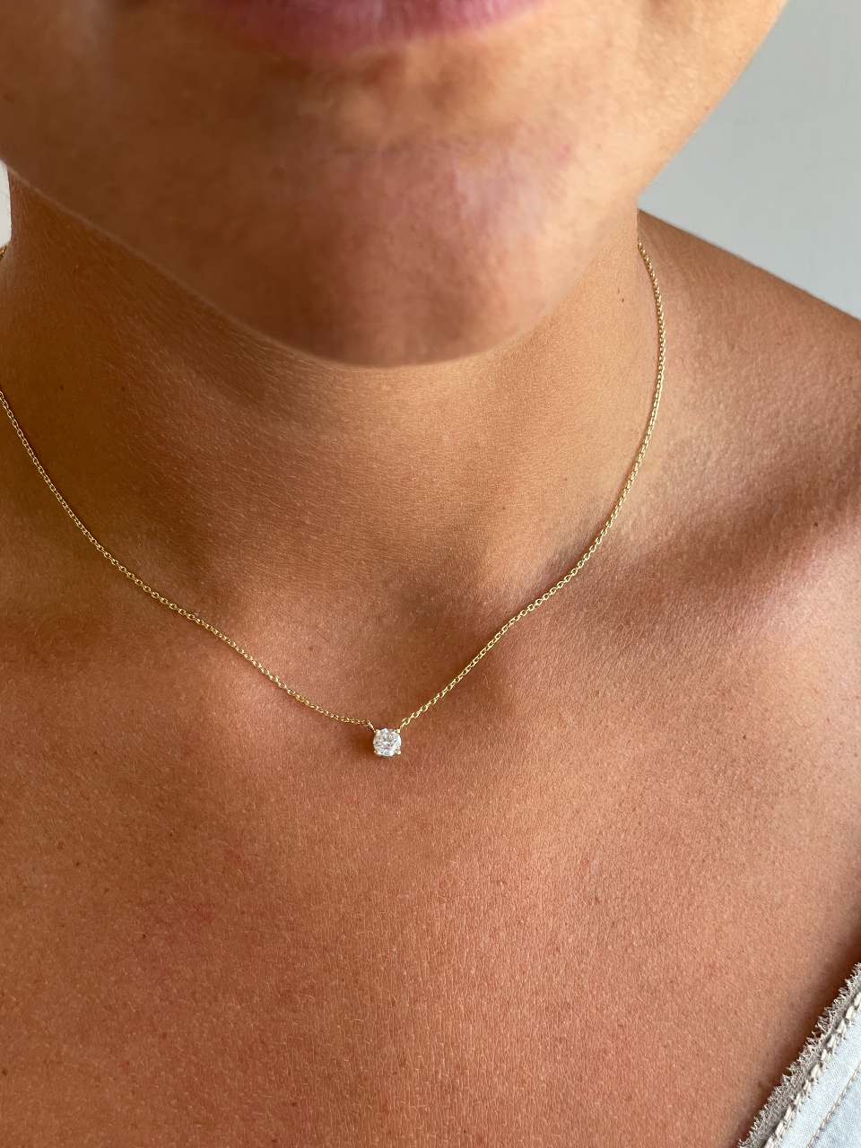 ARLES solitaire diamond choker with 18kt yellow gold chain.