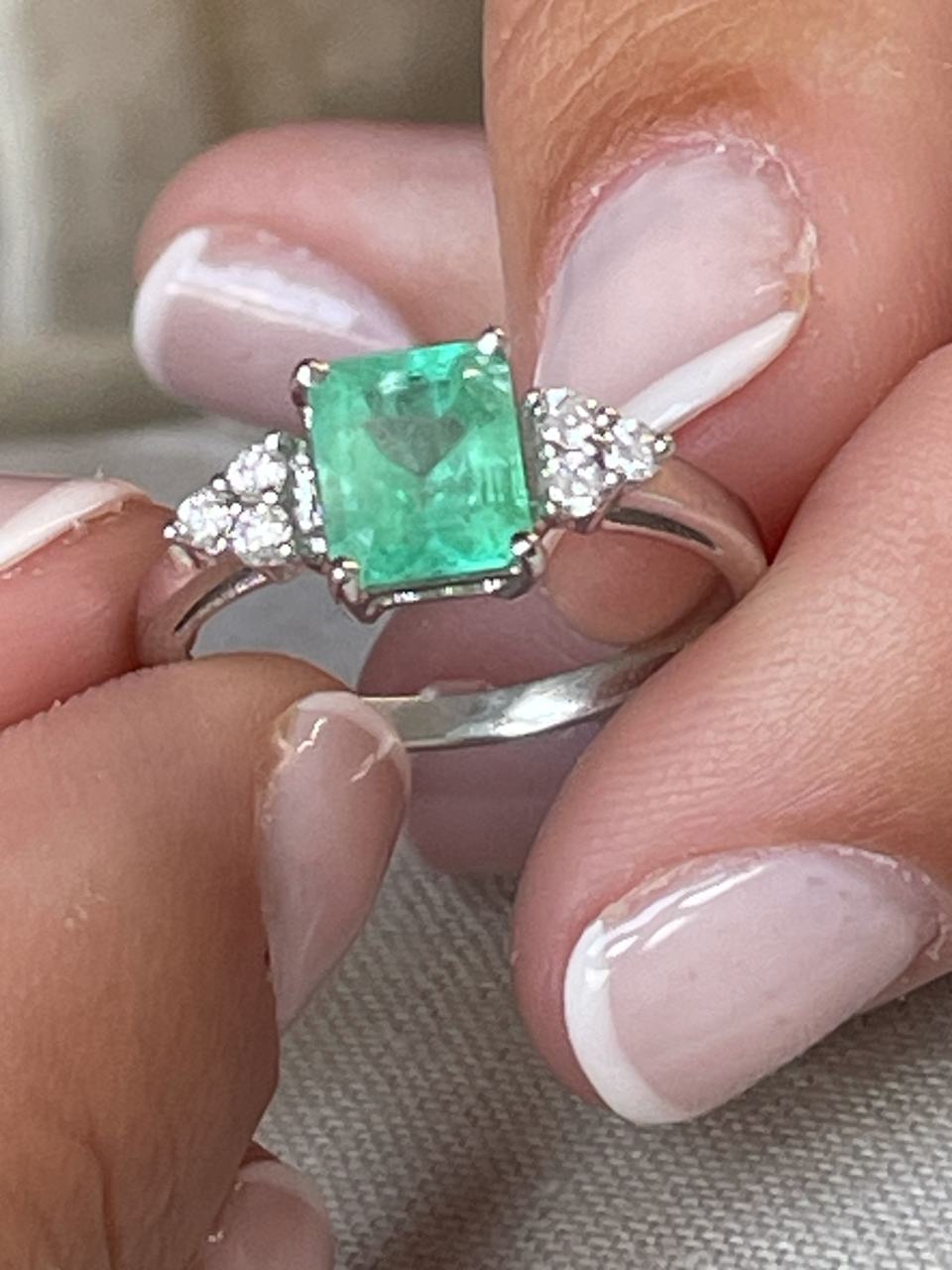 THIONVILLE ring with emerald and diamonds in 18k white gold