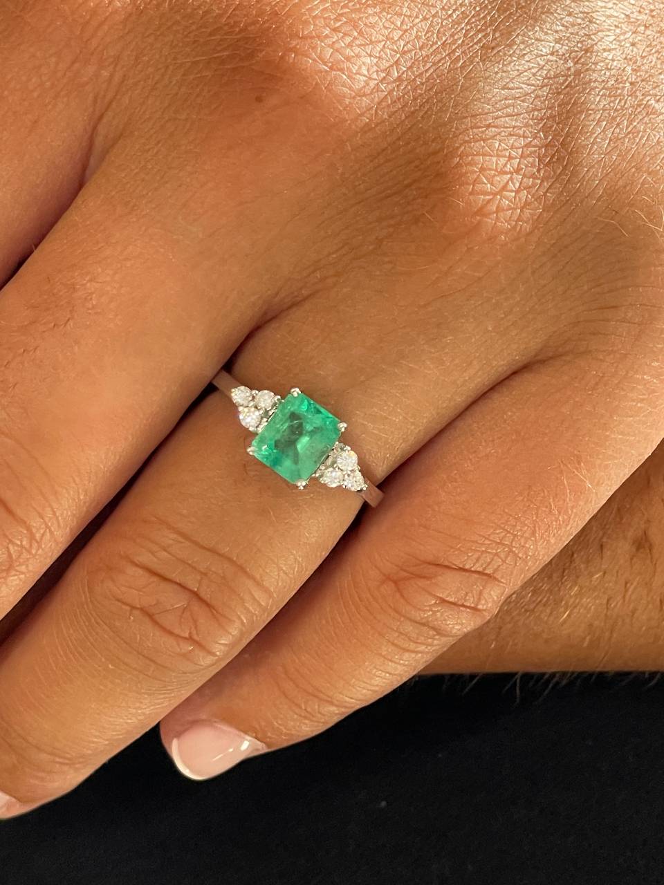 THIONVILLE ring with emerald and diamonds in 18k white gold