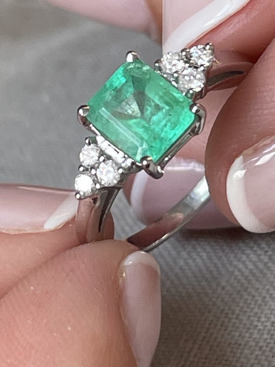 THIONVILLE ring with emerald and diamonds in 18k white gold