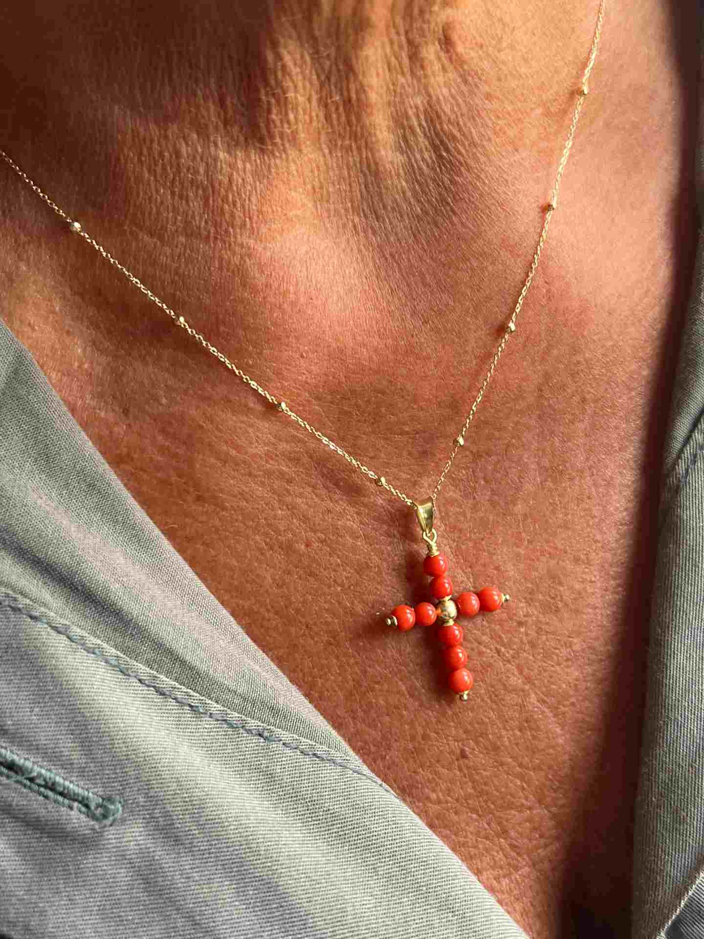 BORA BORA cross pendant in 18k gold and coral