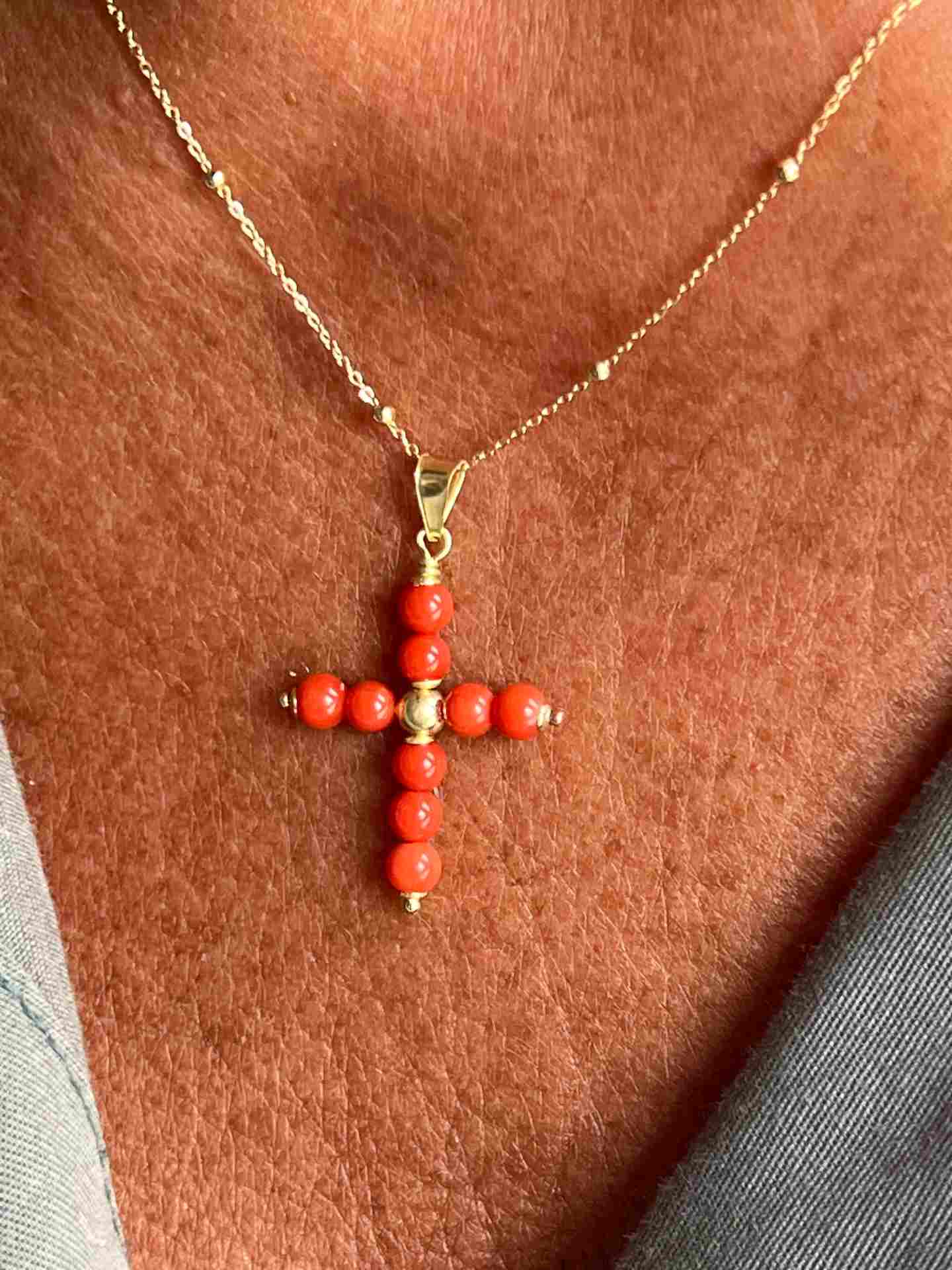 BORA BORA cross pendant in 18k gold and coral