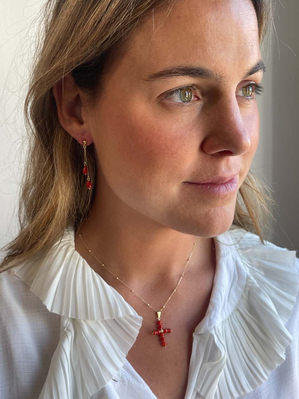 BORA BORA cross pendant in 18k gold and coral