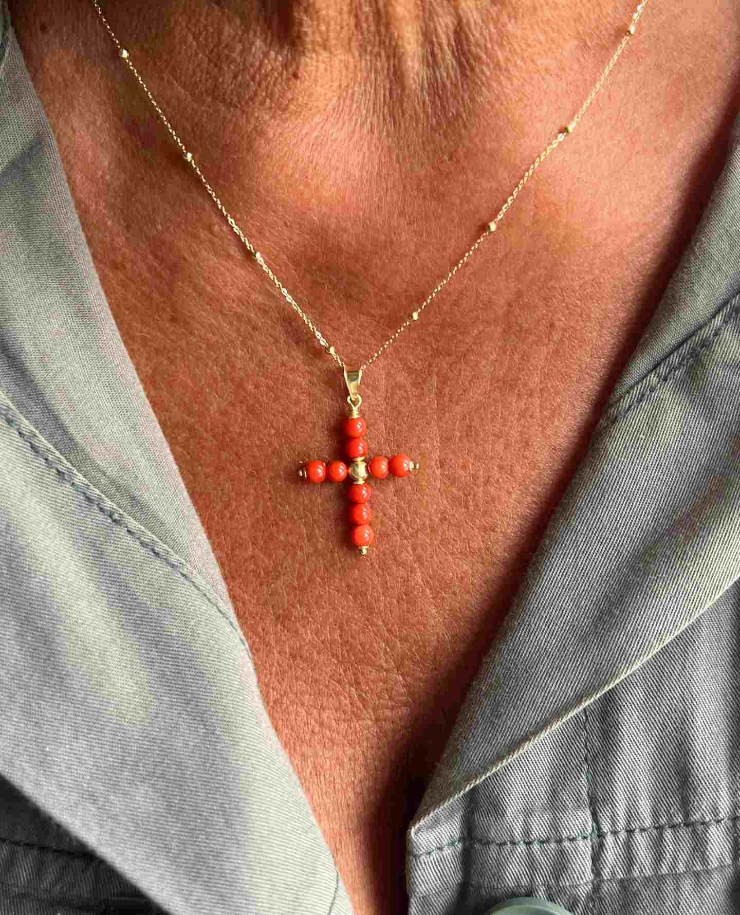 BORA BORA cross pendant in 18k gold and coral