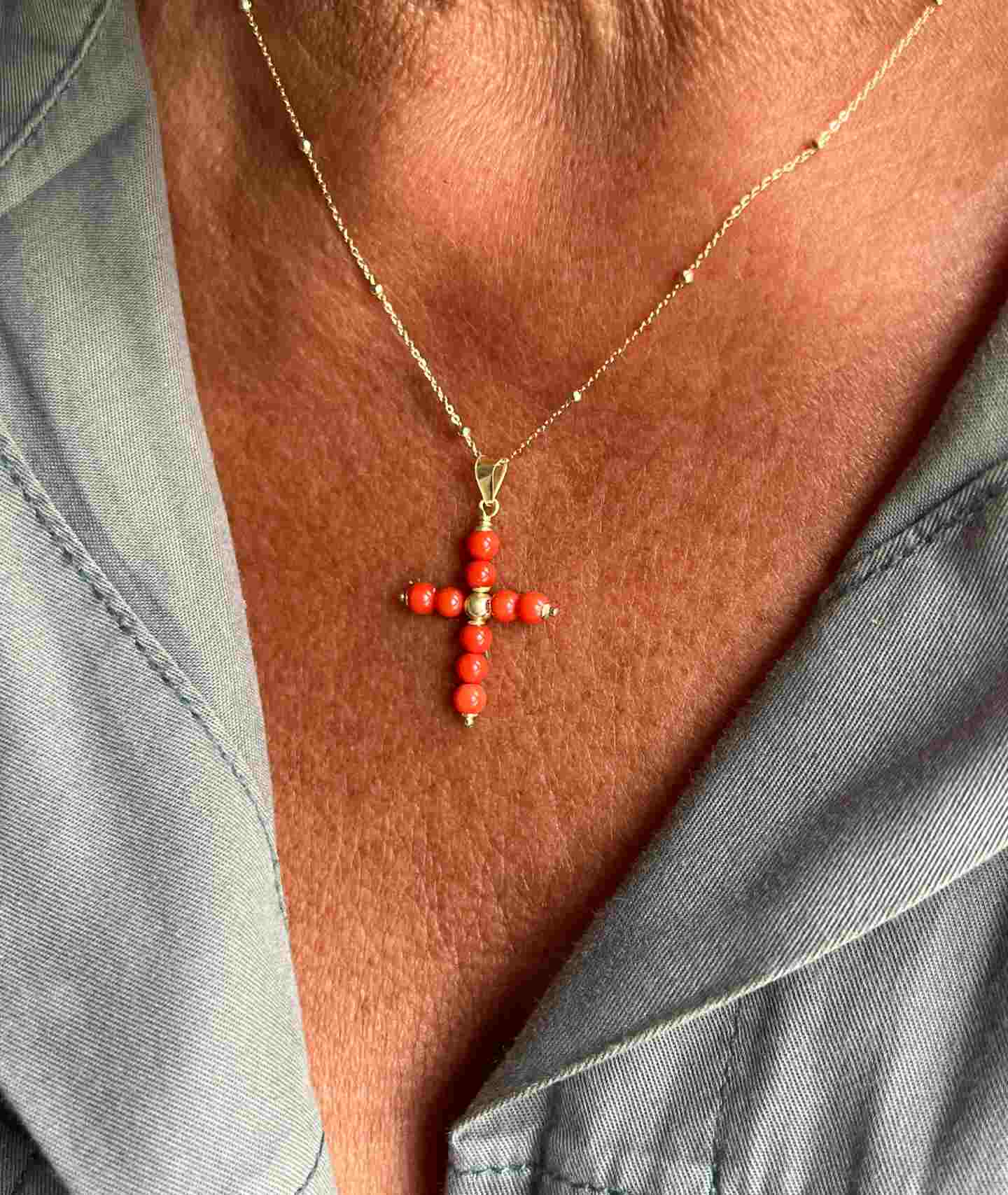 BORA BORA cross pendant in 18k gold and coral