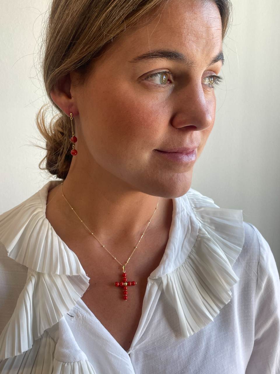 BORA BORA cross pendant in 18k gold and coral