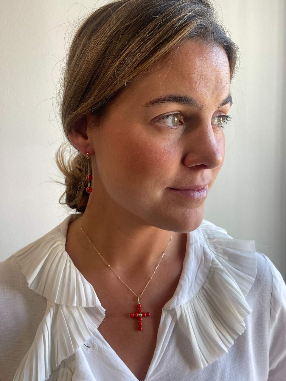 BORA BORA cross pendant in 18k gold and coral