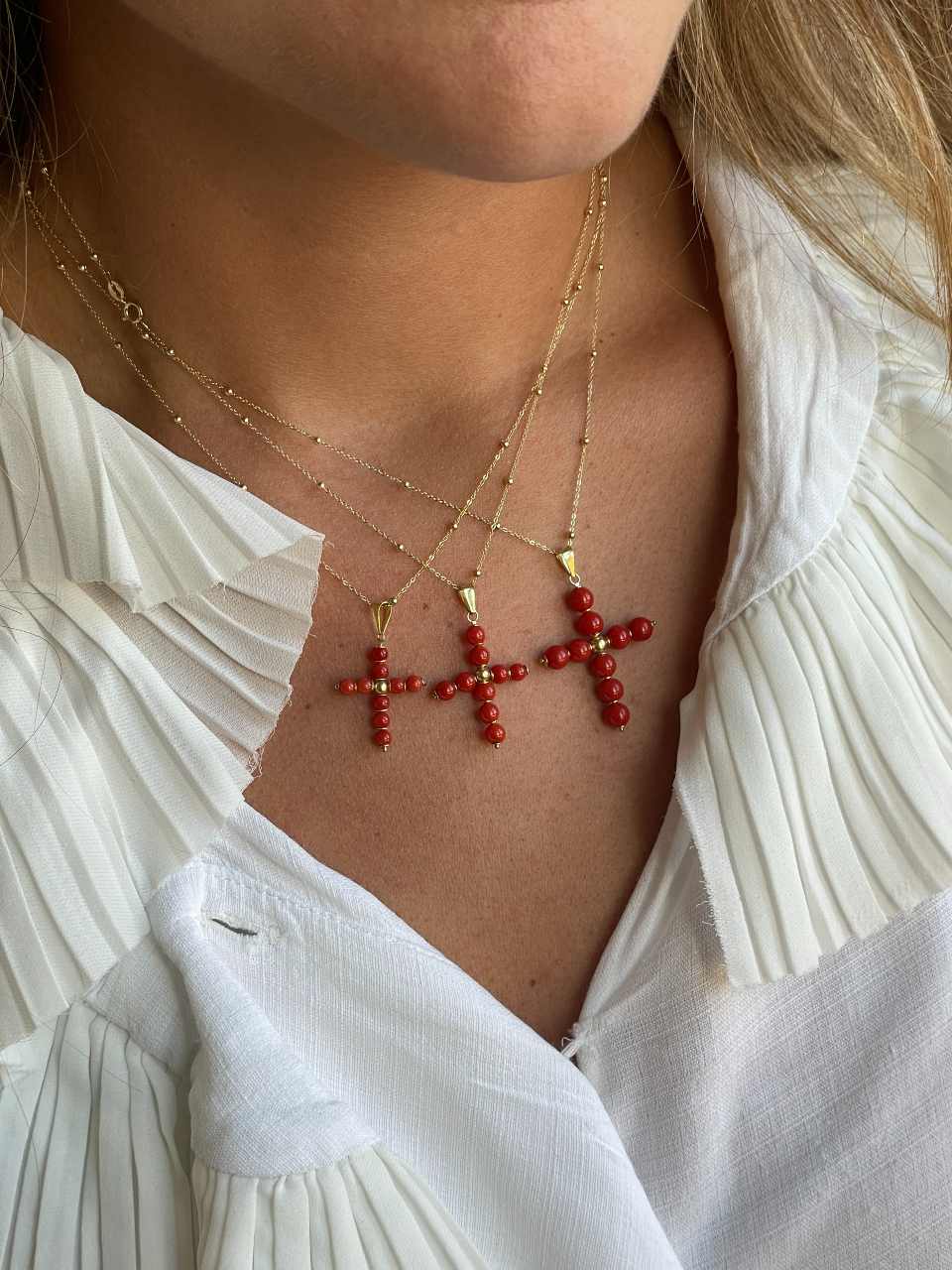 BORA BORA cross pendant in 18k gold and coral