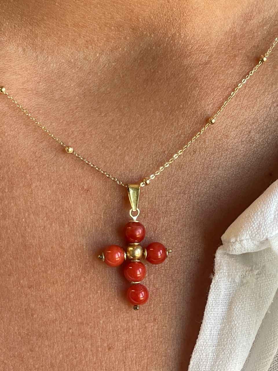 Colgante cruz FIJI de oro de 18 kilates y corales