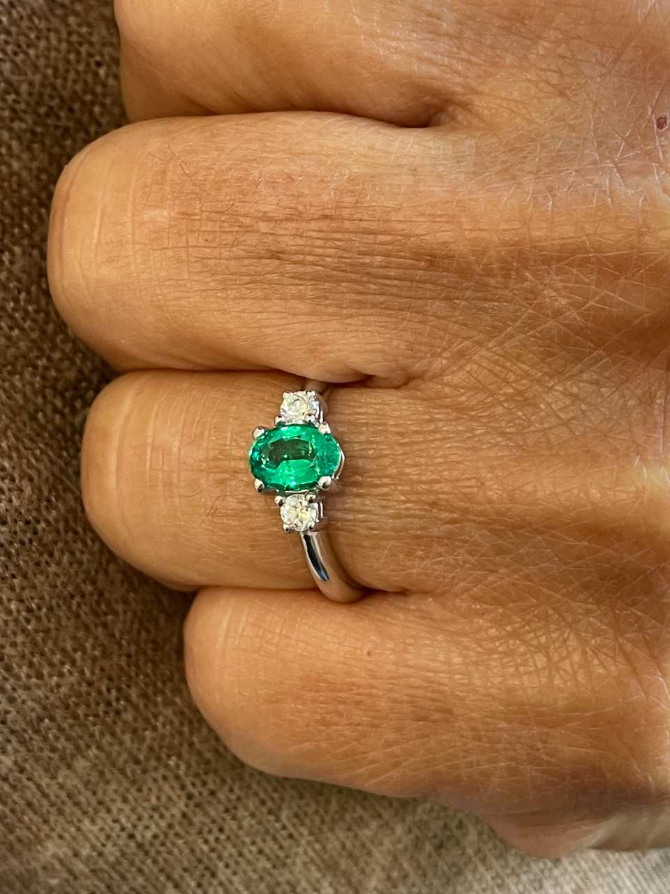 PATERNA ring with emerald and diamonds in 18k white gold