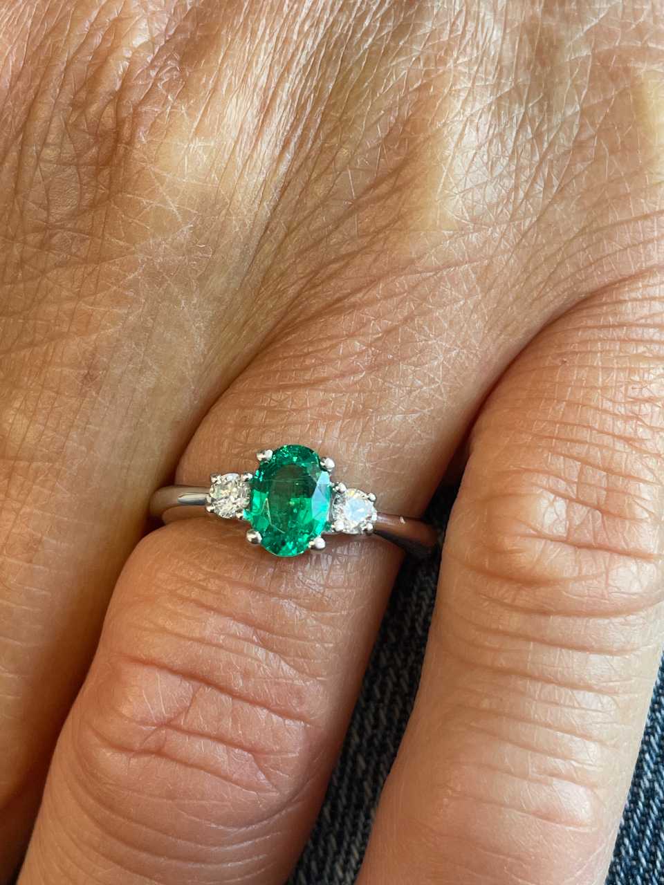 PATERNA ring with emerald and diamonds in 18k white gold