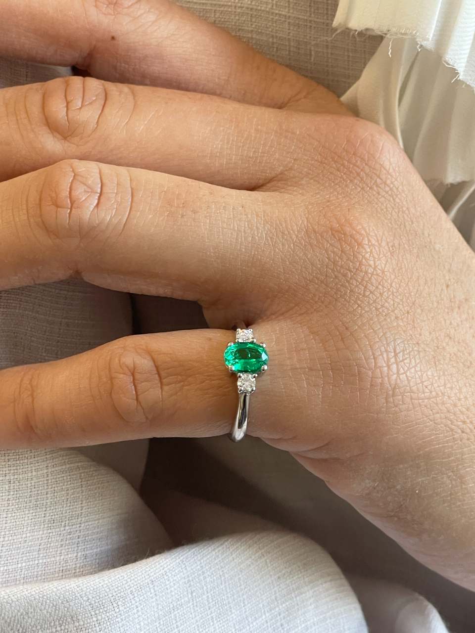 PATERNA ring with emerald and diamonds in 18k white gold