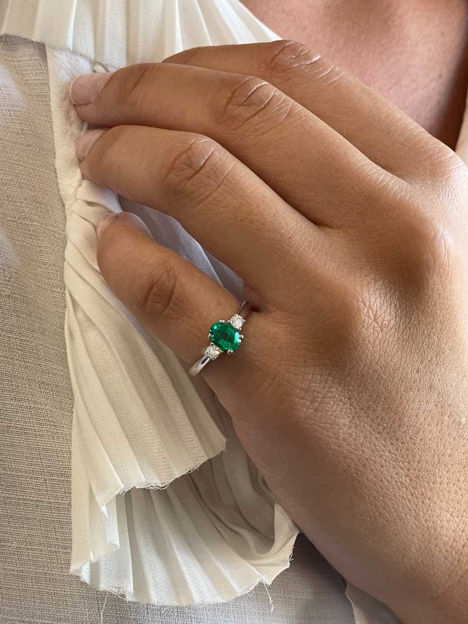 PATERNA ring with emerald and diamonds in 18k white gold