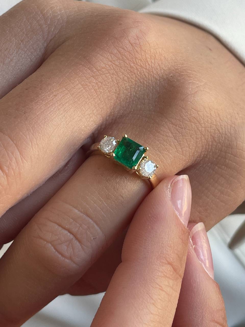 ALJARAFE ring in 18k yellow gold with emeralds and diamonds