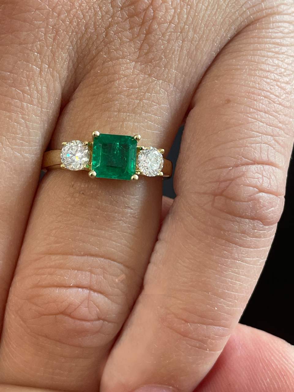 ALJARAFE ring in 18k yellow gold with emeralds and diamonds