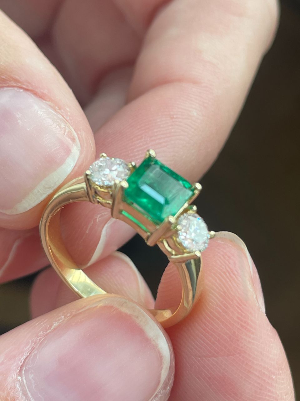 ALJARAFE ring in 18k yellow gold with emeralds and diamonds