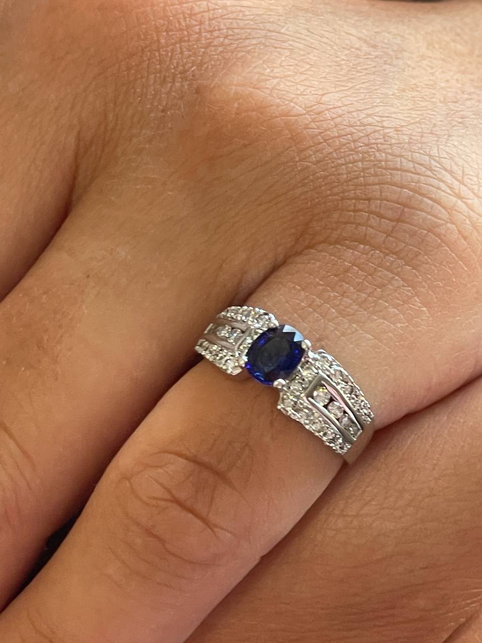 Anillo AZAROLE centro zafiro y diamantes en oro blanco 18 ktes
