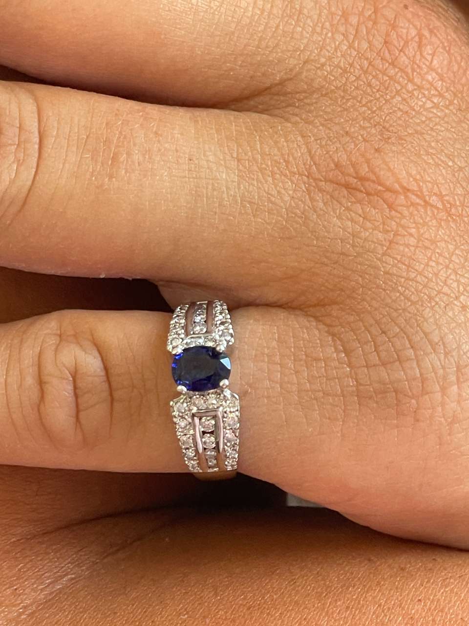 Anillo AZAROLE centro zafiro y diamantes en oro blanco 18 ktes