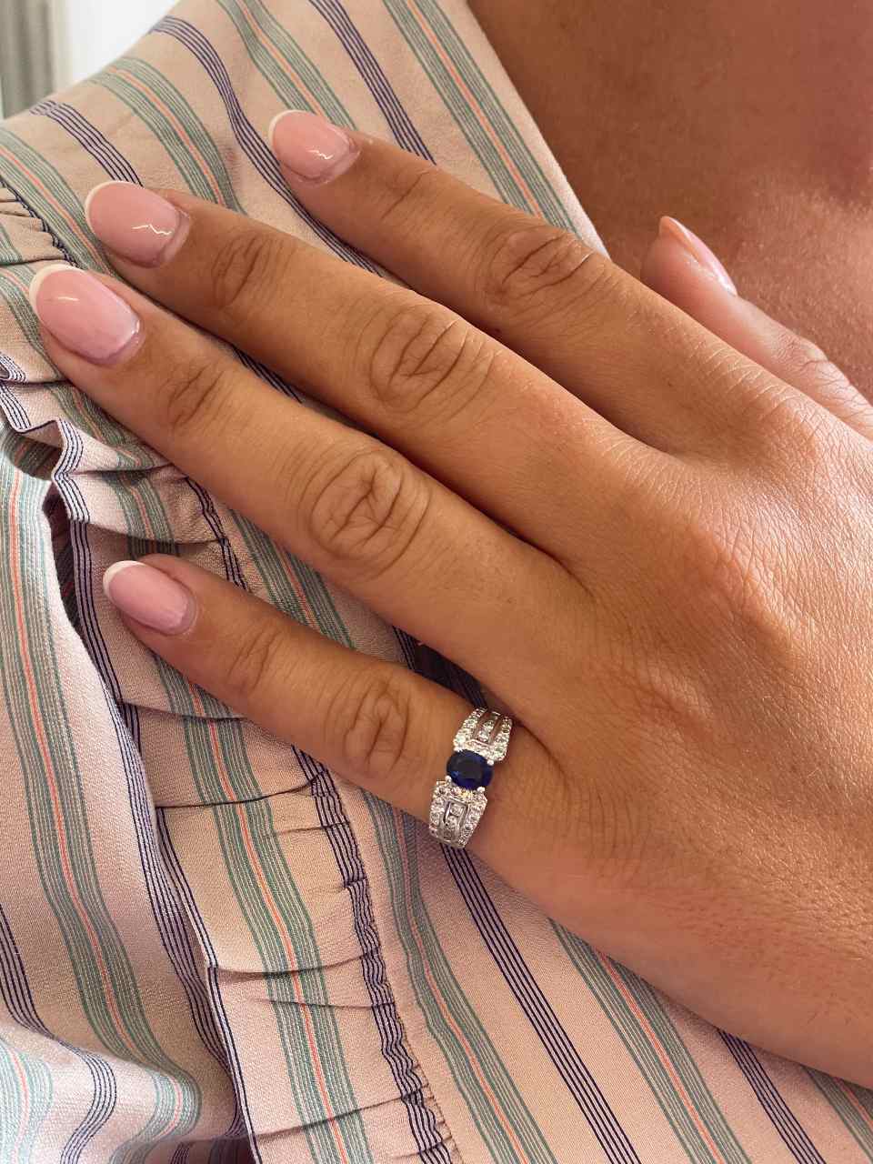 Anillo AZAROLE centro zafiro y diamantes en oro blanco 18 ktes