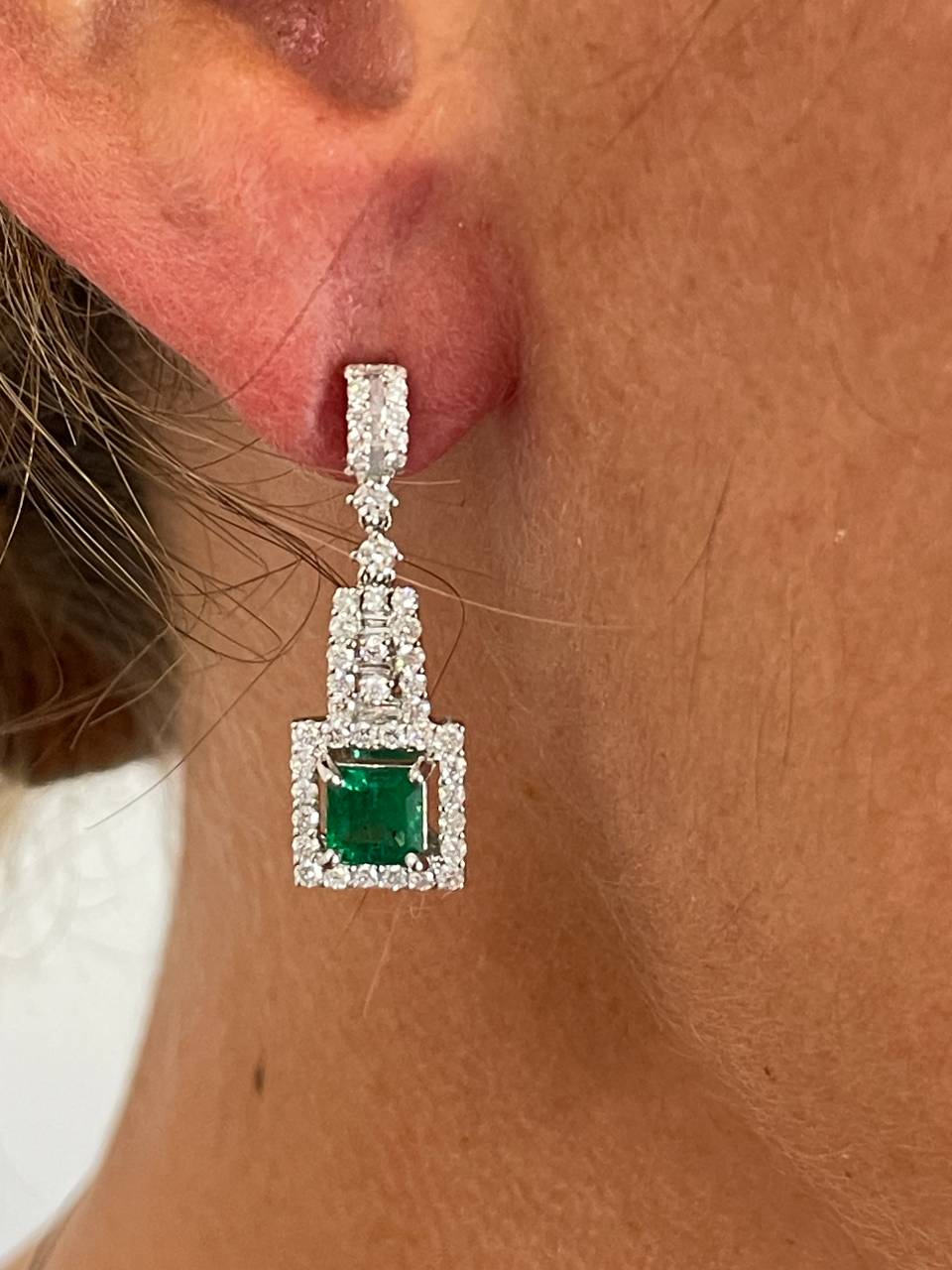 Pendientes PERSIMO largos oro blanco 18 ktes esmeralda y brillantes