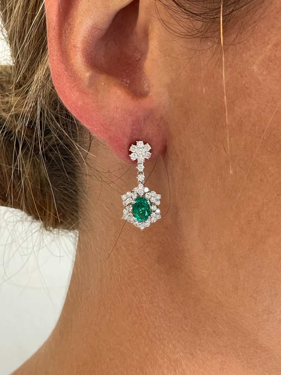 Pendientes TUNO largos oro blanco 18 ktes roseta esmeralda y brillantes