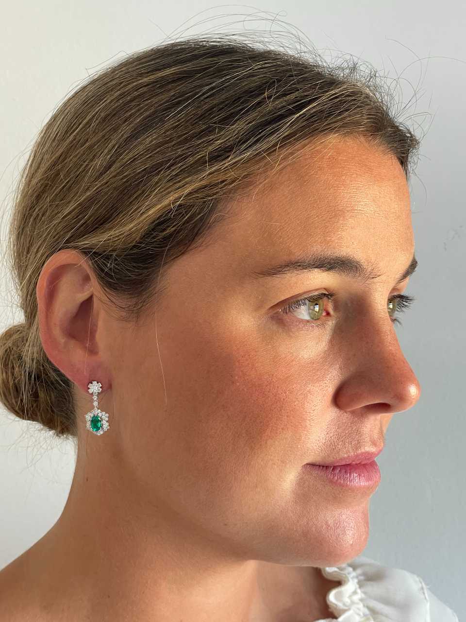 Pendientes TUNO largos oro blanco 18 ktes roseta esmeralda y brillantes