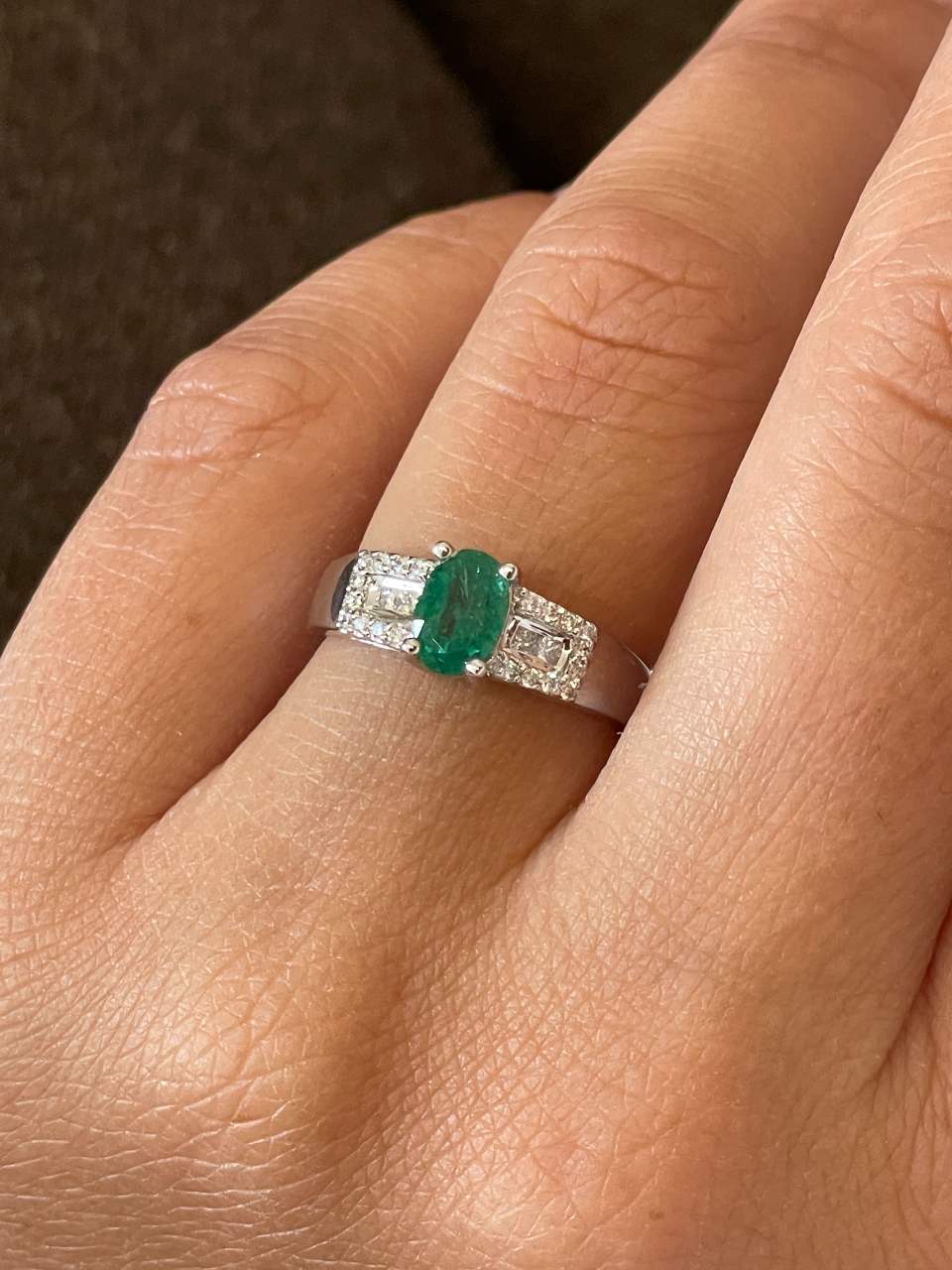 Anillo RIBADEO esmeralda y diamantes en oro blanco 18 ktes .
