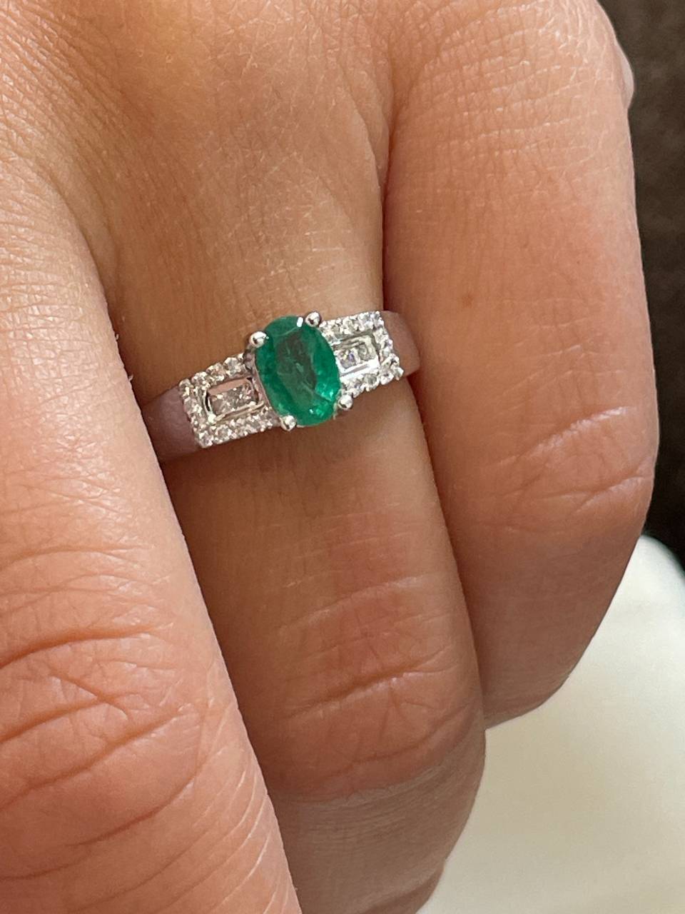Anillo RIBADEO esmeralda y diamantes en oro blanco 18 ktes .
