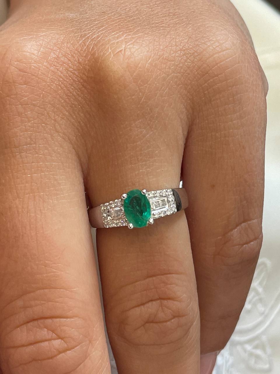 Anillo RIBADEO esmeralda y diamantes en oro blanco 18 ktes .