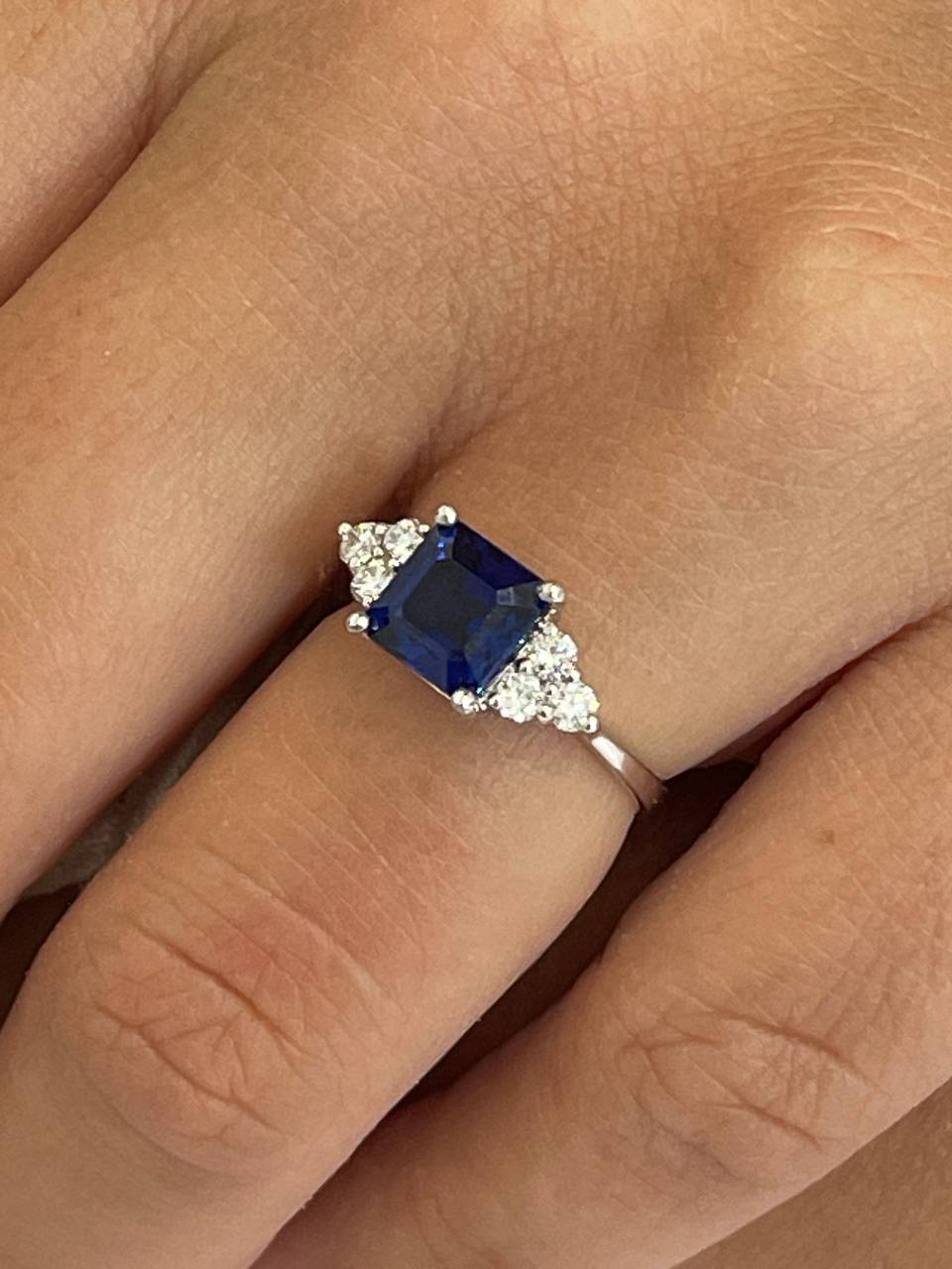 VIVEIRO ring in 18k white gold with sapphires and diamonds.