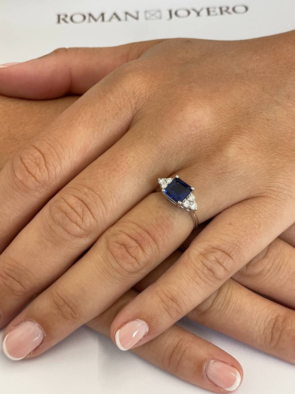 VIVEIRO ring in 18k white gold with sapphires and diamonds.