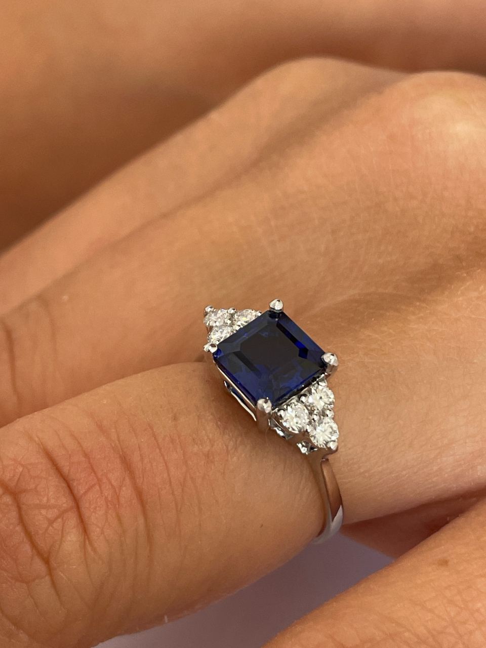 VIVEIRO ring in 18k white gold with sapphires and diamonds.