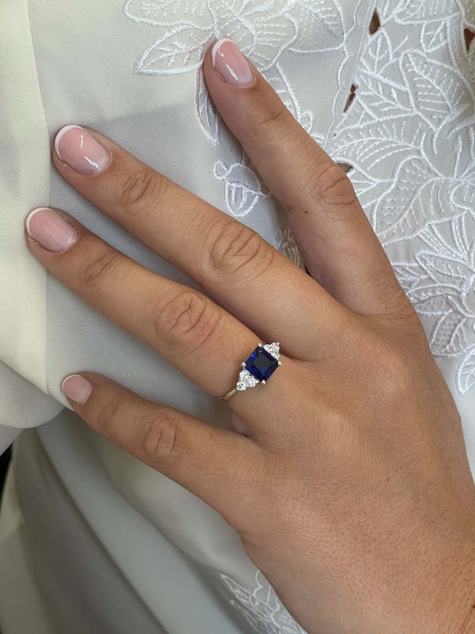 VIVEIRO ring in 18k white gold with sapphires and diamonds.