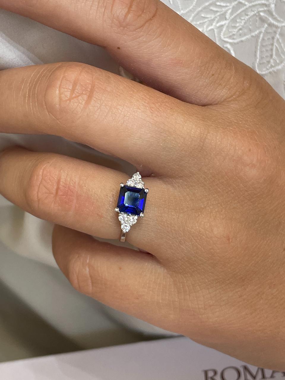 VIVEIRO ring in 18k white gold with sapphires and diamonds.