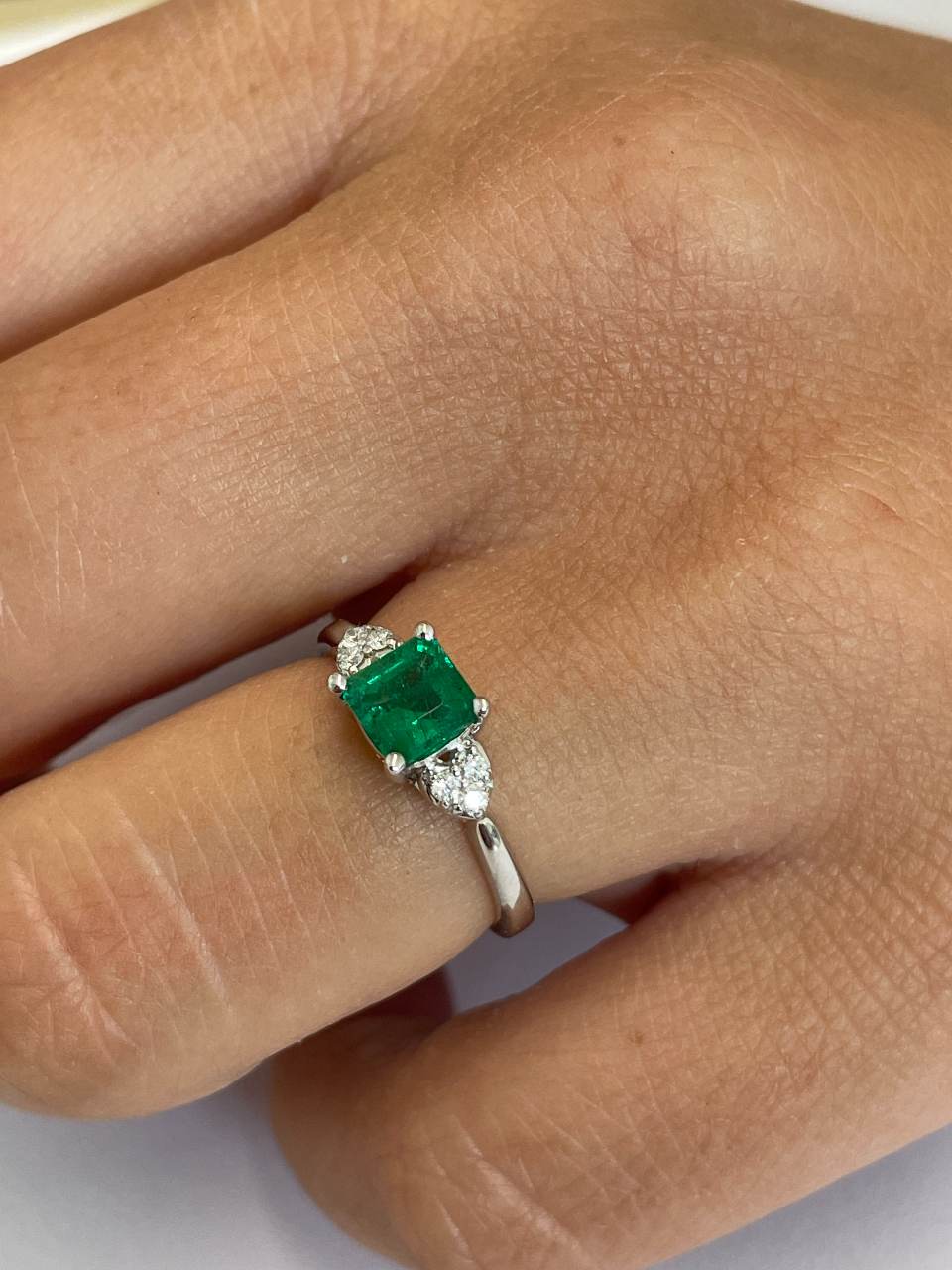 BURELA ring with emerald and diamonds in 18k white gold.