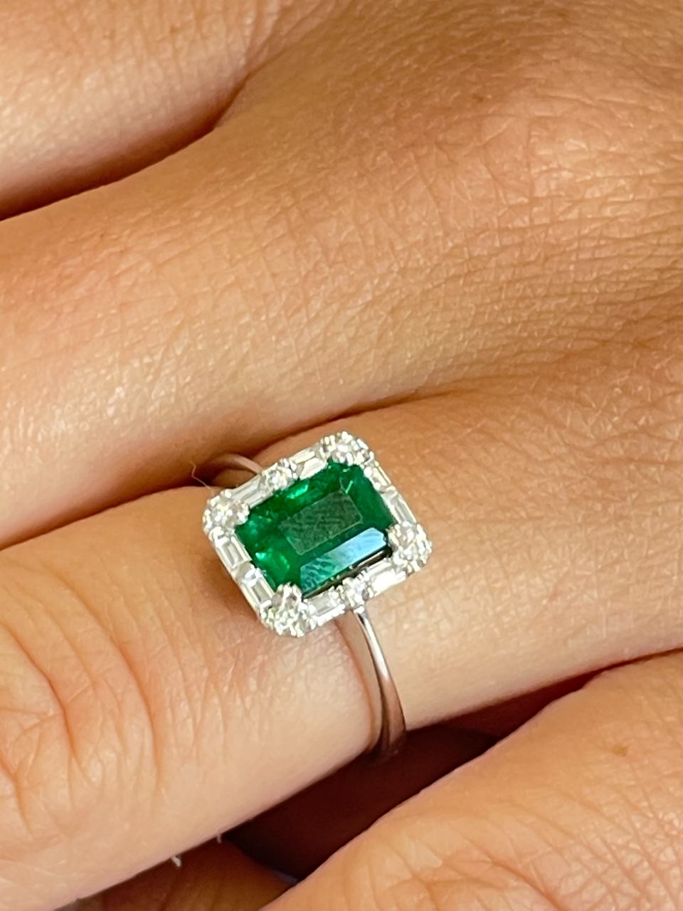 BETANZO ring with emeralds, baguettes and diamonds in 18k white gold